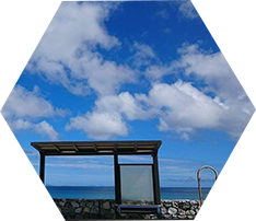 バス停と青空